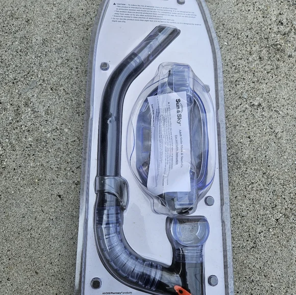 Brand New Adult Swim Mask & Snorkel Set - Picture 2 of 2